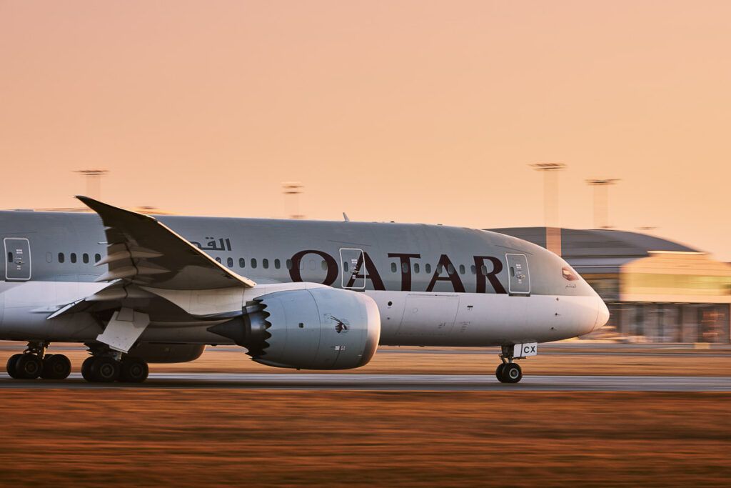 Avión de Qatar en la pista del aeropuerto.